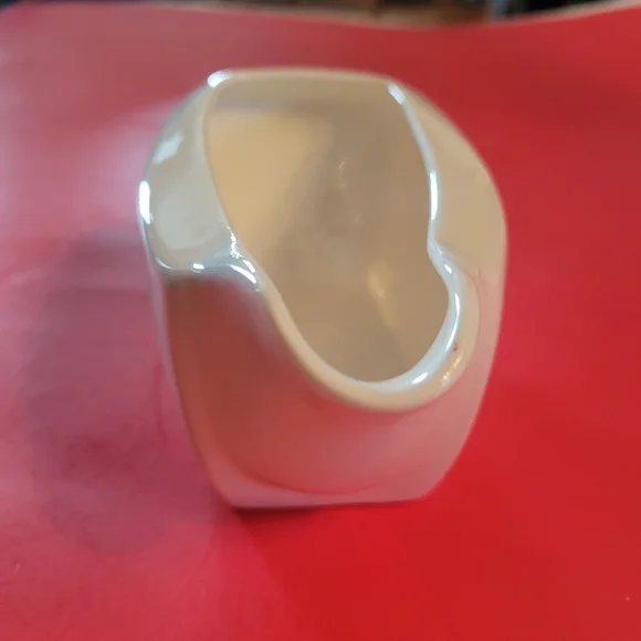 Elegant White Gravy Boat - Picture 3 of 6